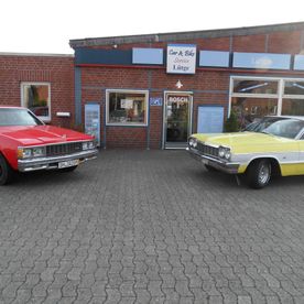 Roter und gelber Oldtimer